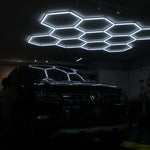 Carregar imagem na Galeria, Iluminação COLMEIA 11 CELULAS BIVOLT MODELO POLICARBONATO KERS em ambiente de detalhamento automotivo.