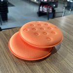 Carregar imagem na Galeria, Aplicador de Espuma Kers Super Pro em cores laranja, ideal para aplicação de ceras e polidores, em superfície de madeira.