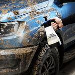 Carregar imagem na Galeria, MULTICLEAN ALCALINO 5L SONAX (MultiClean Alkaline) sendo aplicado em carro sujo com lama.