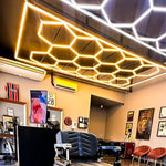 Carregar imagem na Galeria, Ambiente com iluminação COLMEIA LED ESTUDIO 3 CORES, destacando design moderno e alto desempenho em estúdio.