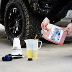 Carregar imagem na Galeria, MULTICLEAN ALCALINO 5L SONAX (MultiClean Alkaline) sendo utilizado para pré-lavagem de veículo em ambiente externo.