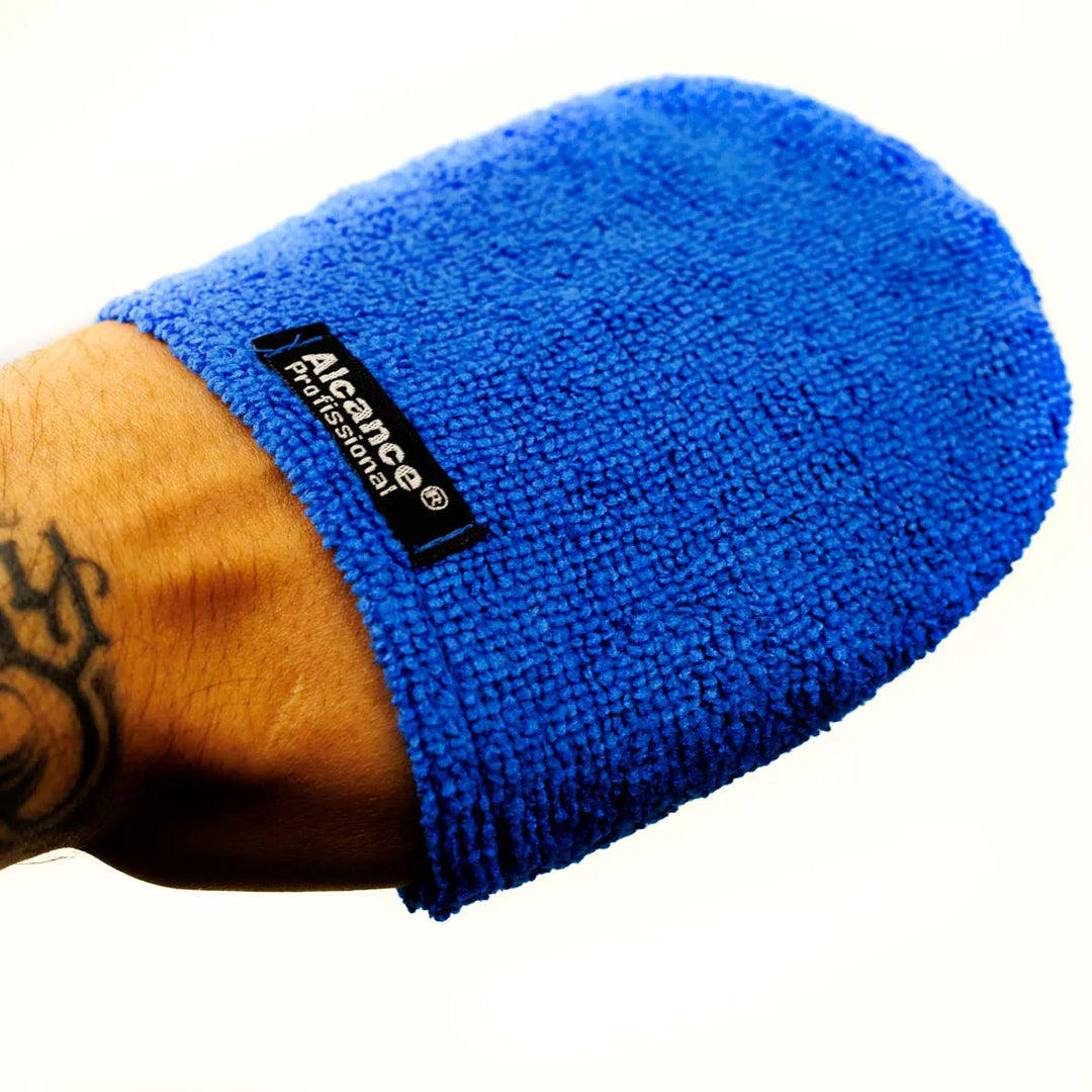 APLICADOR LUVA MICROFIBRA ALCANCE em formato de luva azul utilizada para estética automotiva.