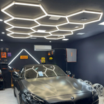 Carregar imagem na Galeria, COLMEIA LED ESTUDIO 3 CORES MODELO 11 CELULAS em um estúdio de estética automotiva com carro esportivo.