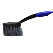 ESCOVA CAIXA DE RODA CURTA VONIXX com cerdas macias e cabo emborrachado, ideal para limpeza de áreas difíceis.