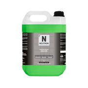 NEUTRON APC LIMPADOR NEUTRO 5L Easytech em embalagem verde, ideal para limpeza de tecidos com pH neutro.