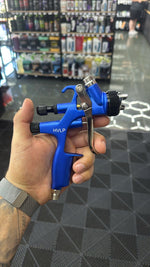 Carregar imagem na Galeria, Pistola Gravidade Mod LS-20 1.70mm Kaizen Tech sendo segurada em uma mão, ideal para pintura automotiva.