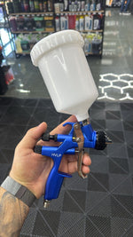 Carregar imagem na Galeria, Pistola Gravidade Mod LS-20 1.70MM Kaizen Tech em mãos, ideal para pintura automotiva, mostrando controle e precisão