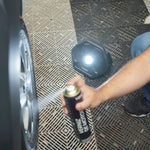 Carregar imagem na Galeria, Homem usando o Refletor Holofote Inspeção Fast 1600LM 15W Vonixx enquanto aplica spray em uma roda de carro.