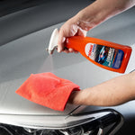 Carregar imagem na Galeria, Aplicação do CERAMIC SPRAY COATING SONAX em um carro, mostrando o produto e um pano de microfibra.