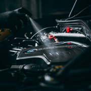 Aplicação do VERNIZ DE MOTOR SONAX MOTOR PLAST em motor de carro, destacando a proteção e brilho do acabamento.